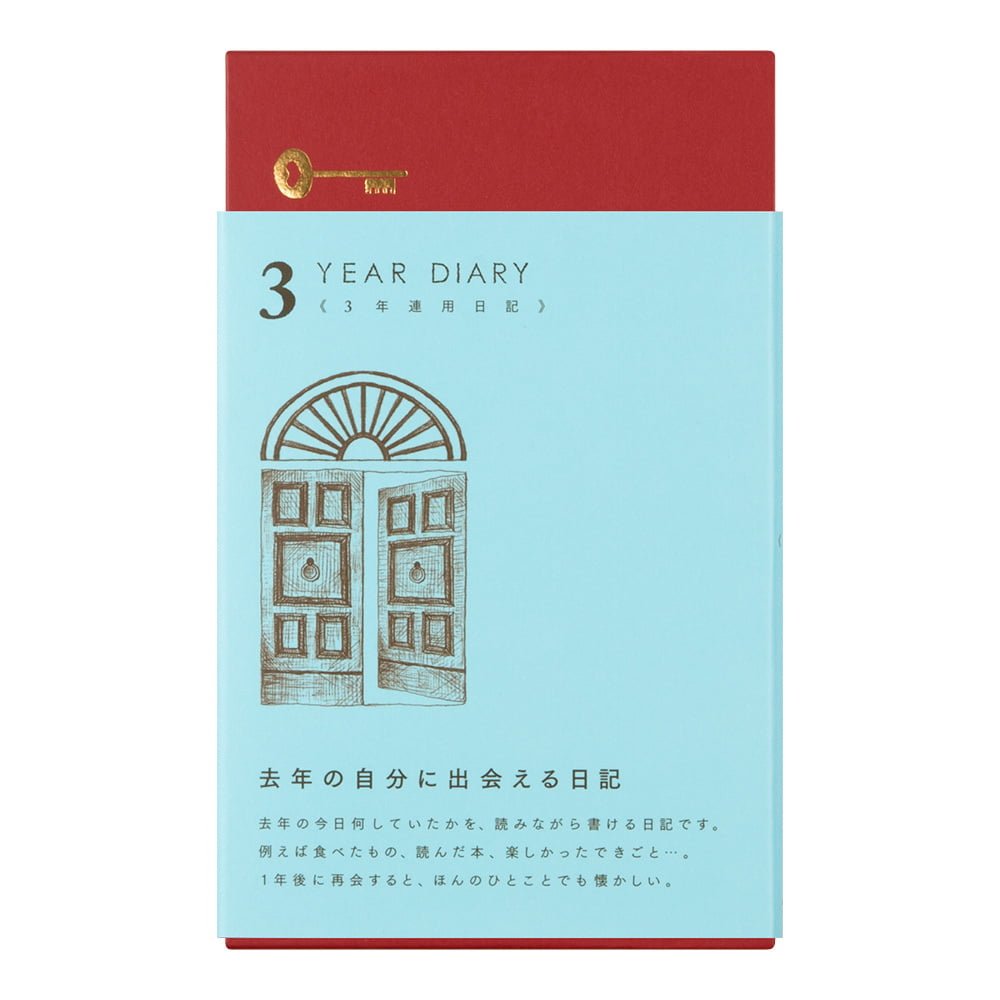 Dagboken 3 year diary Gate Light Blue i en röd fodral. Från Midori - Tidformera