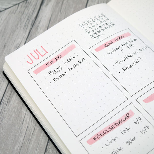 Månadsuppslag med listor och kalender i en Dotted notebook - Tidformera