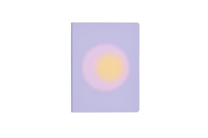 Anteckningsbok Graphic L Light Dotted - Trance lilac från Nuuna. Lila skrivbok med nyanser av rosa och orange i en cirkel. - Tidformera