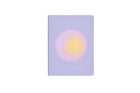Anteckningsbok Graphic L Light Dotted - Trance lilac från Nuuna. Lila skrivbok med nyanser av rosa och orange i en cirkel. - Tidformera