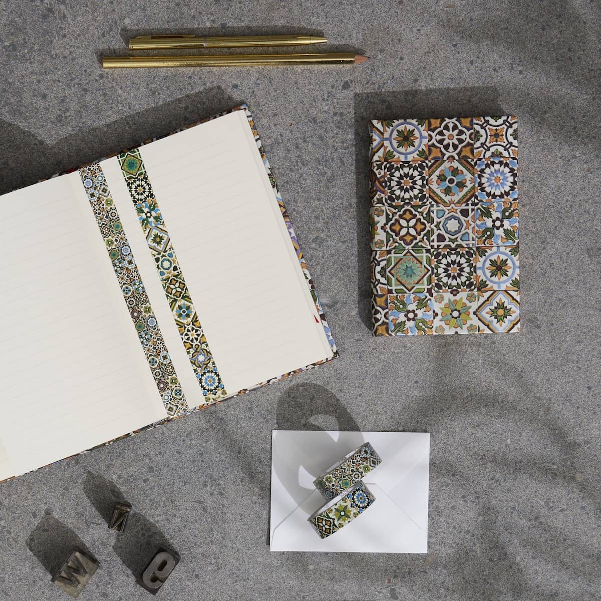 Anteckningsbok Porto - Midi Dotted Hård pärm från Paperblanks. Böckerna och washitejpens mönster påminner om kakelplattor och mosaik i bruna, gröna och blåa nyanser. - Tidformera