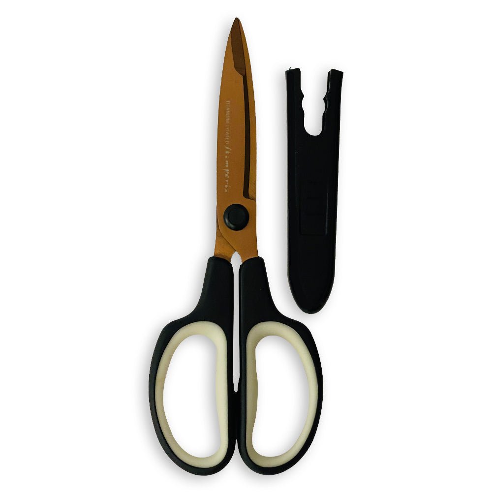 Create Happiness Dual Sharp Titanium Scissors - Sax från Stamperia. En sax som är guldfärgad och svart. Bredvid ligger ett skyddshölje till spets. - Tidformera