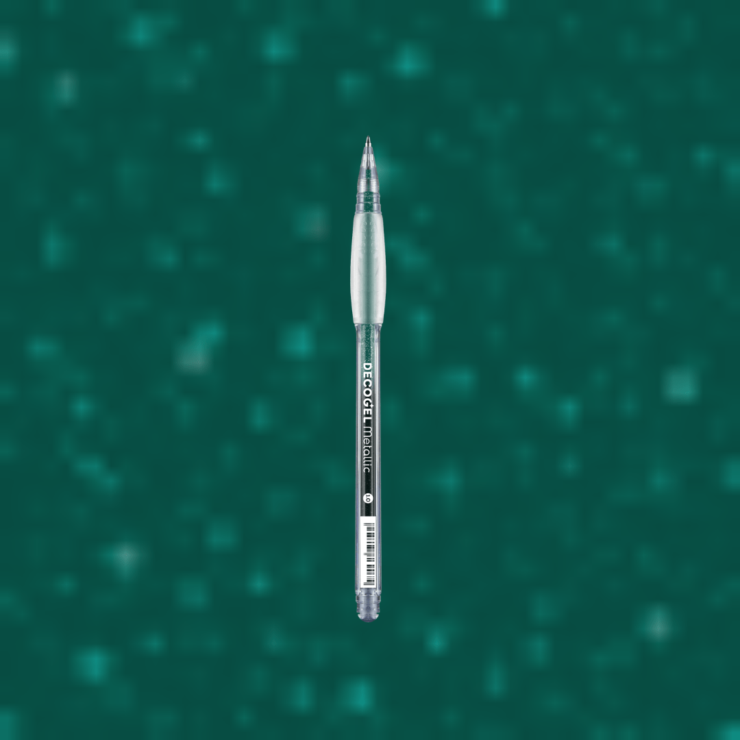 Decogel Metallic 1,0 GREEN 319 från Karin. Penna med en grön bakgrund. Samma färg som pennans bläck. - Tidformera