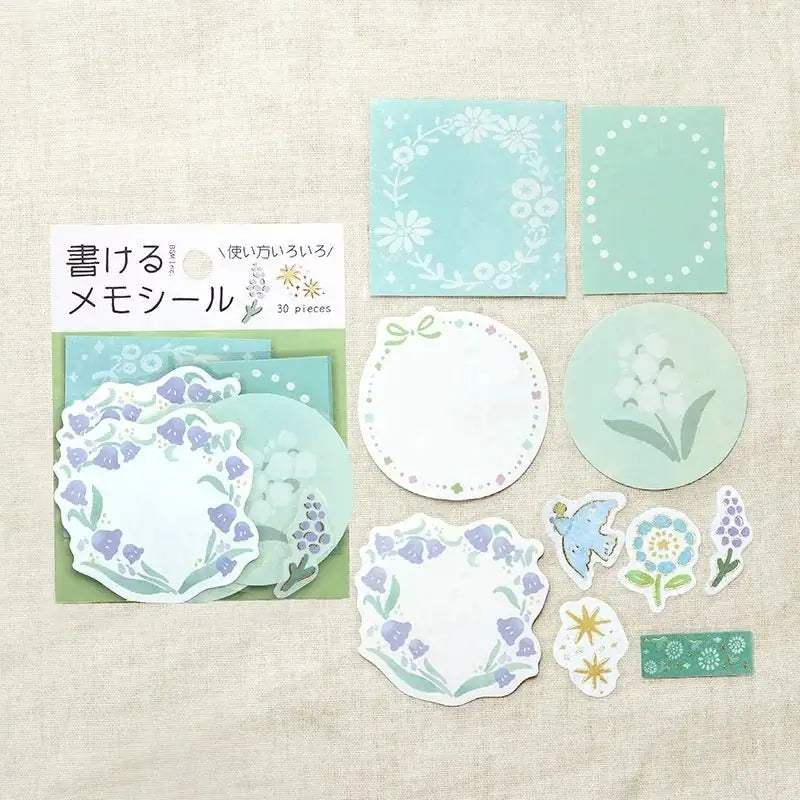 Memo stickers Hanabiki - Midori från BGM. Förpackning med lappar och bredvid ligger dessa utspridda. Post-it lappar med blommor på. - Tidformera