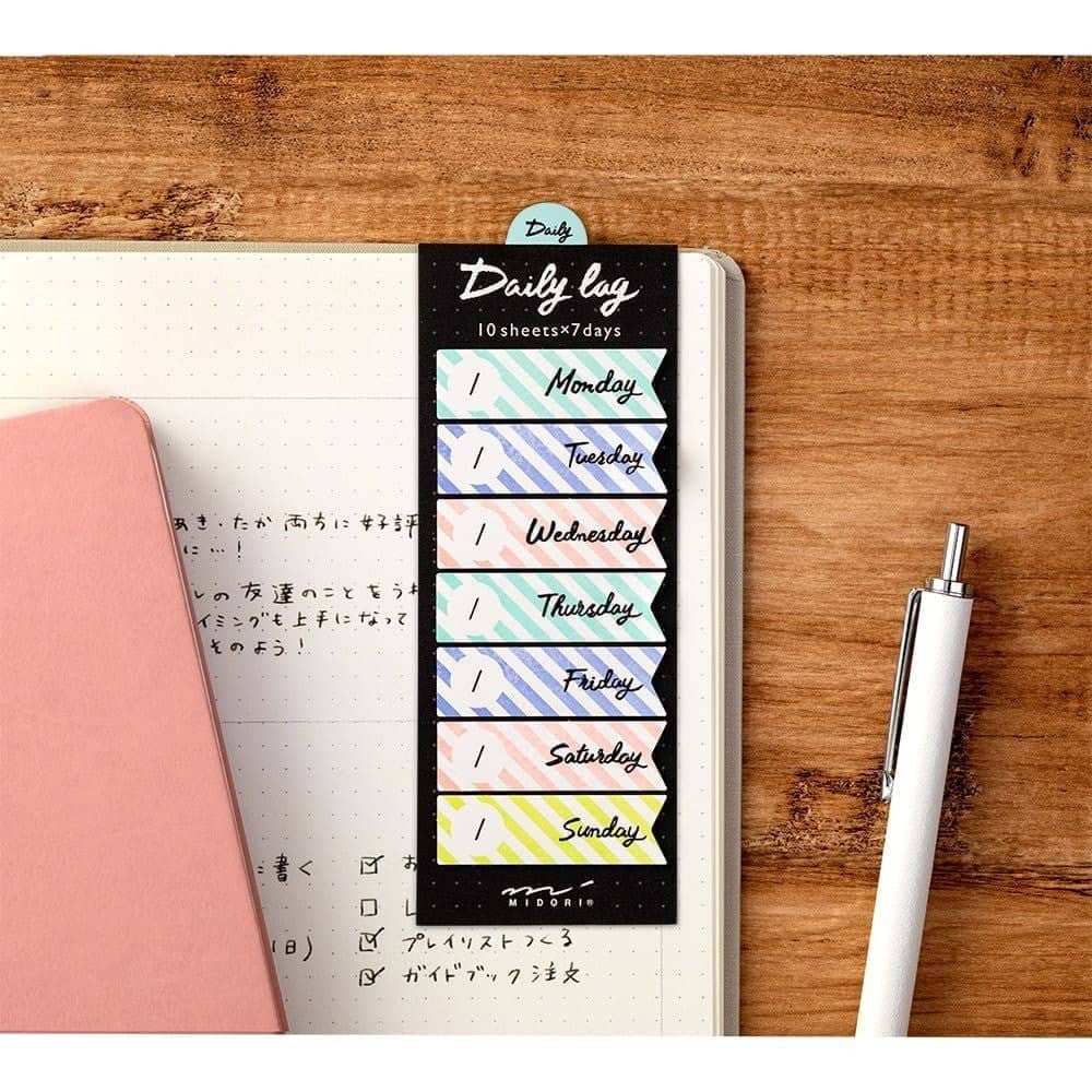 Sticky notes Journal - Daily log Stripes från Midori. En förpackning med sticky notes sitter insatt i en skrivbok med. Lapparna har förtryckt med veckodagarna. - Tidformera