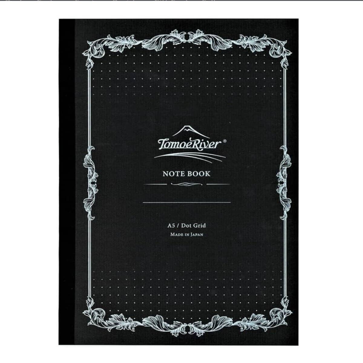 TomoeRiver Notebook softcover - A5 - Dot Grid från Sakae TP. En svart anteckningsbok som är dekorerad med bård och prickar. På skrivbok står TomoeRiver Note book A5 Dot grid Made in Japan - Tidformera