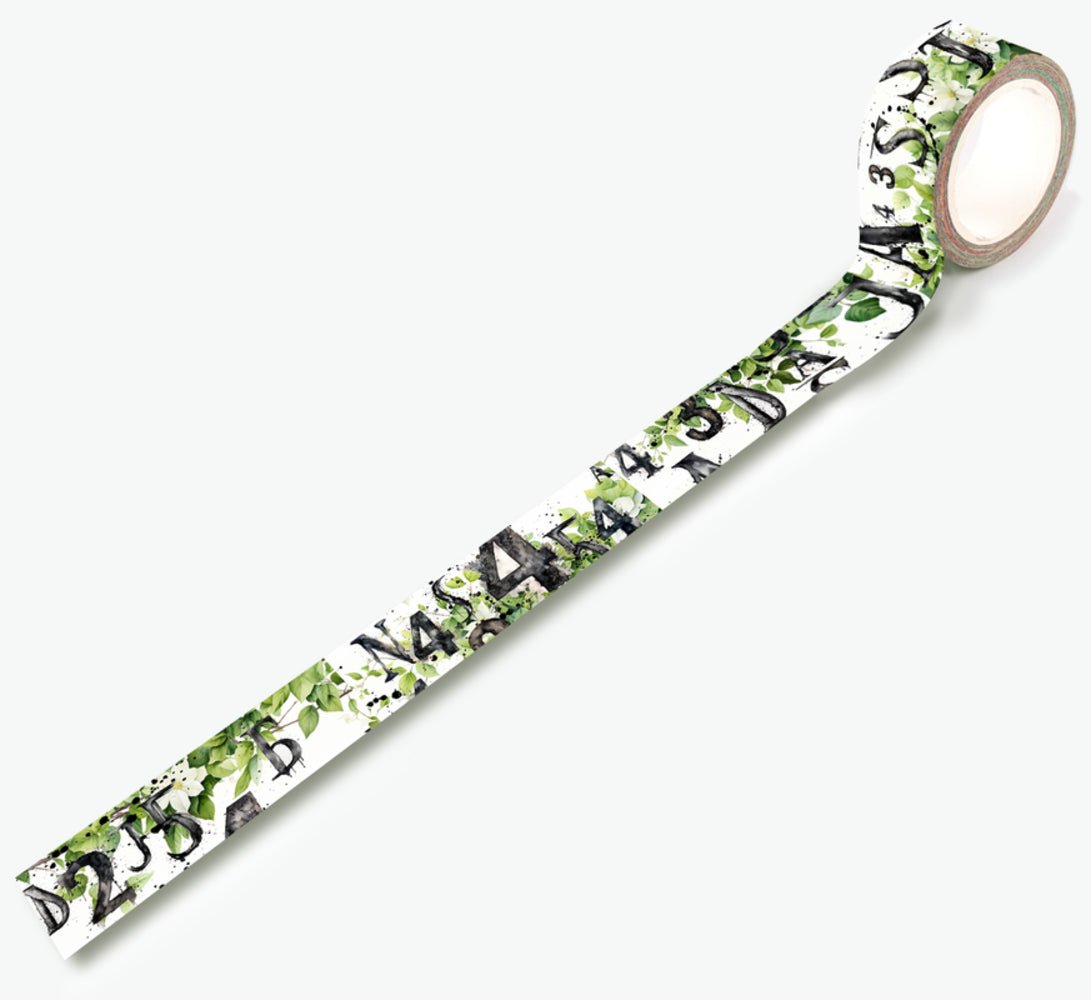 Washi tape #71 Bipasha BK Leafy Alphas Dekorationstejp med grön och vit bakgrund. På finns sffror och bokstäver i svart.