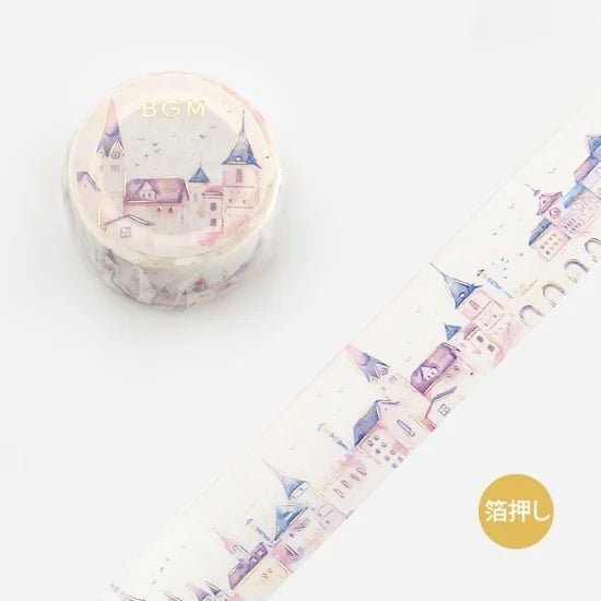 Ljus dekorationstejp med vy över
gammal stad. Motivet går i lila nyanser. Washi Tape Watercolor Town - European city från BGM - Tidformera