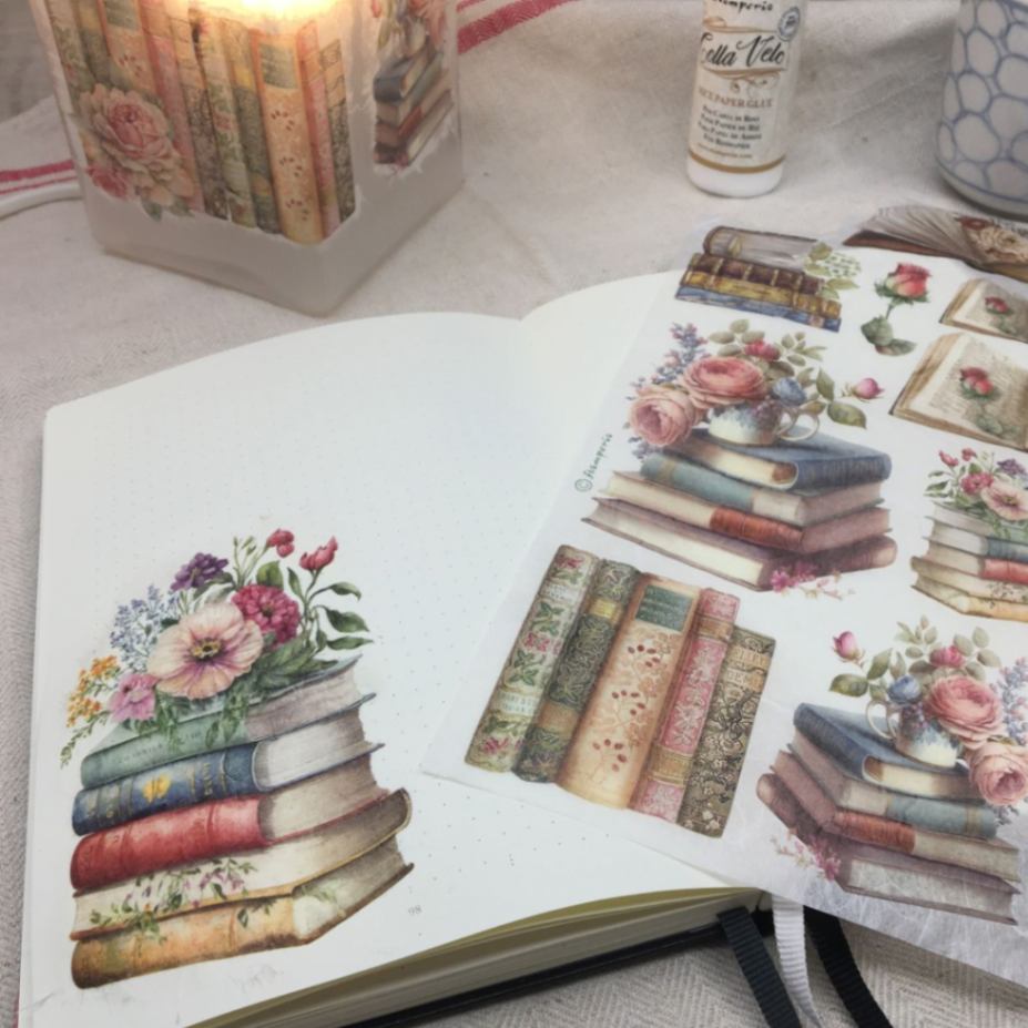 Böcker - Här hittar du stickers och dekorationer med boktravar, bibliotek, bokhyllor och skrivande. Rispapper med böcker på bild.
