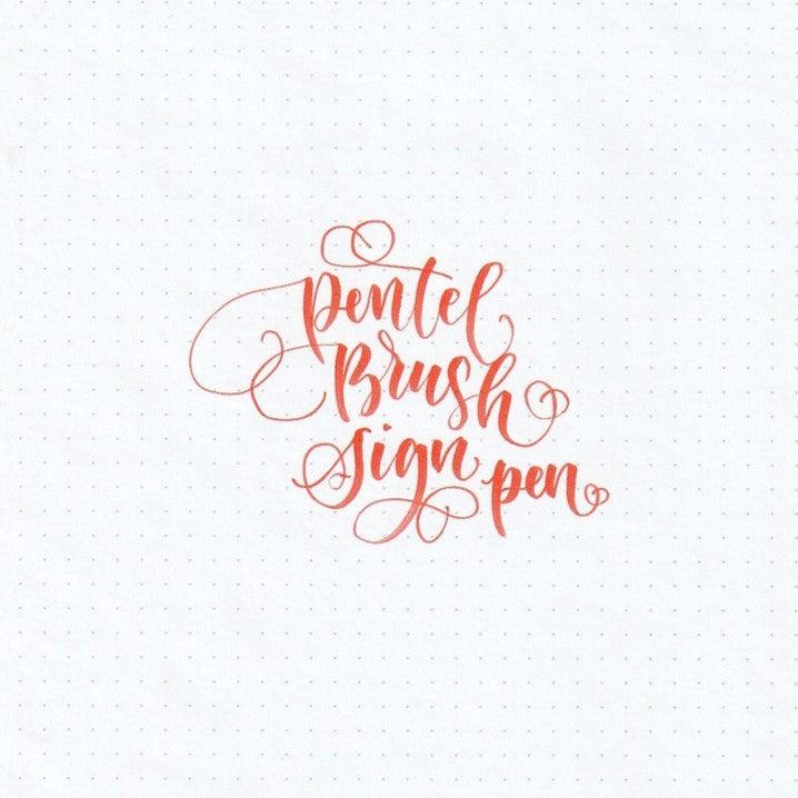 Pentel Brush Sign Pen SES15C. Pentel Brush Sign pen står handskrivet i rött.