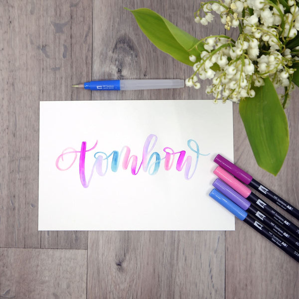 ABT dual brush pen ligger uppradade bredvid texten Tombow. Tidformera  - Tidformera