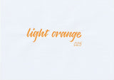 Handskriven text med orden "light orange" i ljus orange färg, skriven med ABT Dual Brush Pen i nyansen 025 Light Orange.