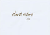 Handskriven text med ordet "dark ochre" i mörk ockrafärg, skriven med ABT Dual Brush Pen i nyansen 027 Dark Ochre.