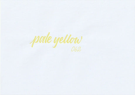 Handskriven text med ordet "pale yellow" i blek gul färg, skriven med ABT Dual Brush Pen i nyansen 062 Pale Yellow.