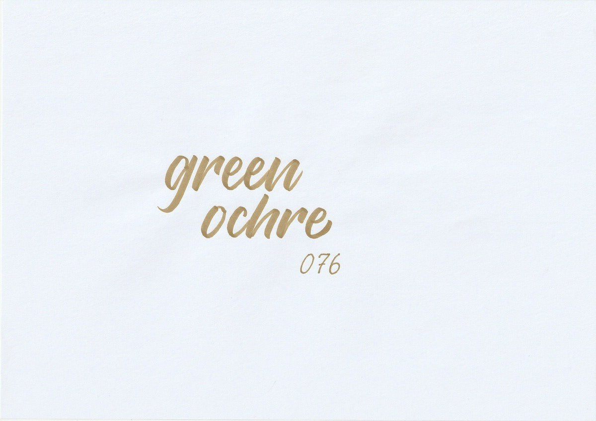 Handskriven text med orden "green ochre" i grönbrun färg, skriven med ABT Dual Brush Pen i nyansen 076 Green Ochre.