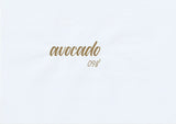 Handskriven text med ordet "Avocado" i grönbrun färg, skriven med ABT Dual Brush Pen i nyansen 098 Avocado.