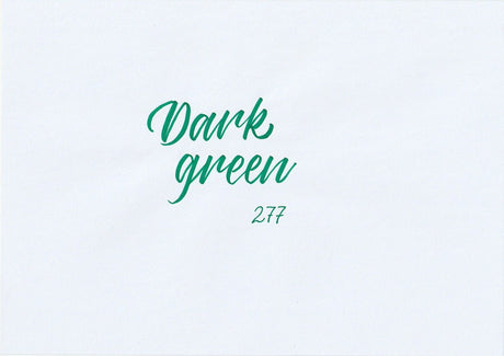 Handskriven text med orden "dark green" i mörkgrön färg, skriven med ABT Dual Brush Pen i nyansen 277 Dark Green.