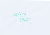 Handskriven text med ordet "alice blue" i ljusblå färg, skriven med ABT Dual Brush Pen i nyansen 281 Alice Blue.