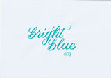 Handskriven text med ordet "bright blue" i ljusblå färg, skriven med ABT Dual Brush Pen i nyansen 403 Bright Blue.