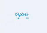 Handskriven text med ordet "cyan" i blå färg, skriven med ABT Dual Brush Pen i nyansen 476 Cyan.
