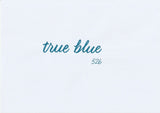 Handskriven text med orden "true blue" i blå färg, skriven med ABT Dual Brush Pen i nyansen 526 True Blue.
