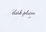 Handskriven text med orden "dark plum" i plommonlila färg, skriven med ABT Dual Brush Pen i nyansen 679 Dark Plum.
