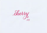 Handskriven text med ordet "cherry" i körsbärsröd färg, skriven med ABT Dual Brush Pen i nyansen 815 Cherry.