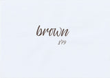Handskriven text med ordet "brown" i brun färg, skriven med ABT Dual Brush Pen i nyansen 879 Brown.