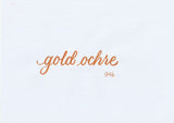 Handskriven text med orden "gold ochre" i guldockrafärg, skriven med ABT Dual Brush Pen i nyansen 946 Gold Ochre.