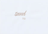 Handskriven text med ordet "sand" i sandfärg, skriven med ABT Dual Brush Pen i nyansen 992 Sand.