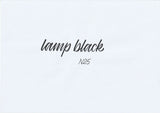 Handskriven text med ordet "lamp black" i gråsvart färg, skriven med ABT Dual Brush Pen i nyansen N25 Lamp Black.