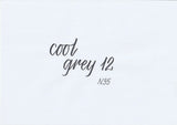 Handskriven text med orden "cool grey 12" i kall mörkgrå färg, skriven med ABT Dual Brush Pen i nyansen N35 Cool Grey 12.
