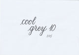 Handskriven text med ordet "cool grey 10" i kall mörkgrå färg, skriven med ABT Dual Brush Pen i nyansen N45 Cool Grey 10.