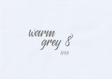 Handskriven text med ordet "warm grey 8" i varm grå färg, skriven med ABT Dual Brush Pen i nyansen N49 Warm Grey 8.