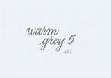 Handskriven text med ordet "warm grey 5" i warm grå färg, skriven med ABT Dual Brush Pen i nyansen N57 Warm Grey 5.
