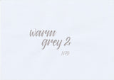 Handskriven text med orden "warm grey 2" i varm grå färg, skriven med ABT Dual Brush Pen i nyansen N79 Warm Grey 2.