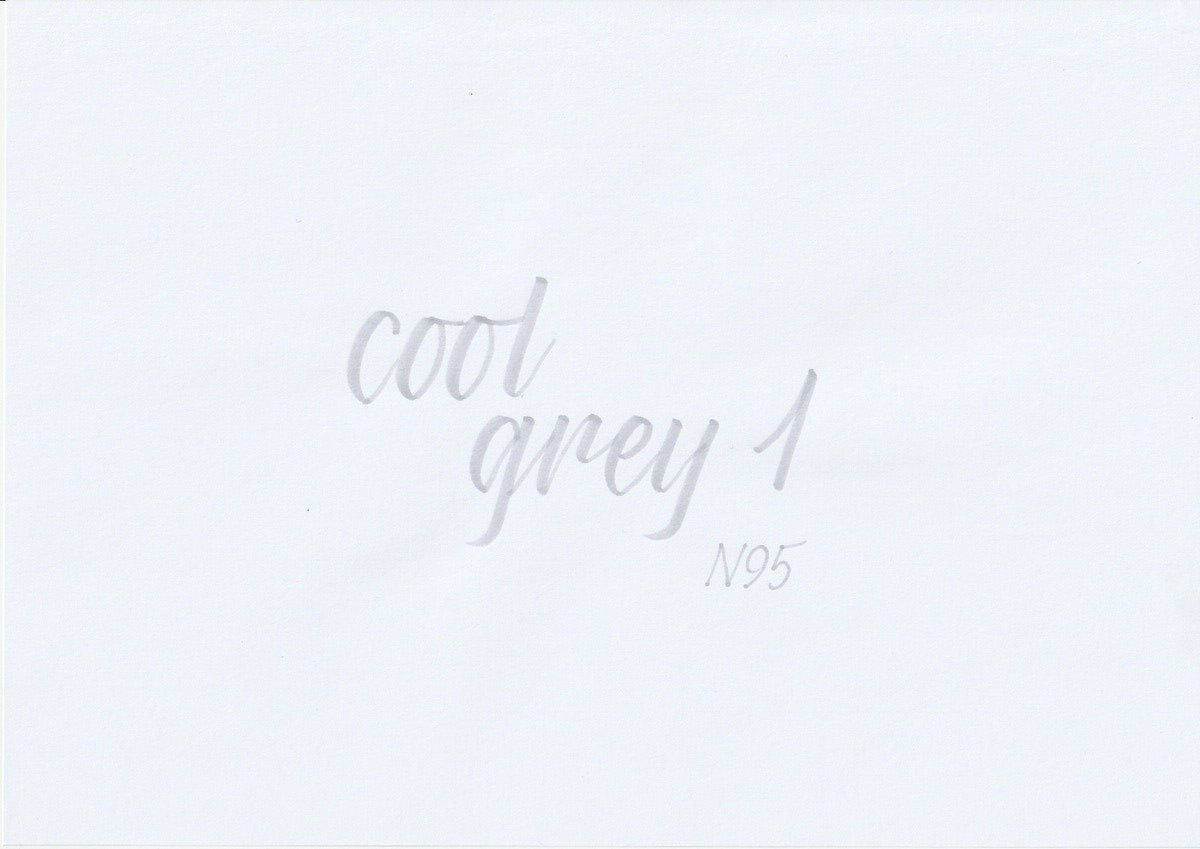 Handskriven text "cool grey 1" i kall grå färg, skriven med ABT Dual Brush Pen i nyansen N95 Cool Grey 1.