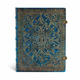 Anteckningsbok Azure - Ultra Linjerad Hård pärm Knäppe. Blå bok med guldfärgade detaljer. Boken har två knäppen till stängning. Från Paperblanks - Tidformera