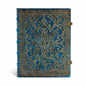 Anteckningsbok Azure - Ultra Linjerad Hård pärm Knäppe. Blå bok med guldfärgade detaljer. Boken har två knäppen till stängning. Från Paperblanks - Tidformera