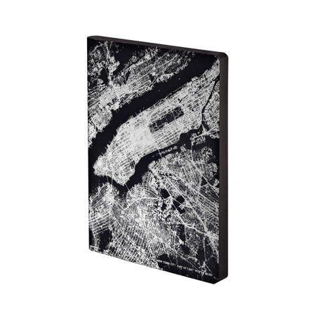 Anteckningsbok Graphic L Light Dotted - Nightflight NYC  från Nuuna. Svart bok med karta över New York City i silver. - Tidformera