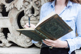 Kvinna som skriver i sin anteckningsbok Nocturnelle Grande Linjerad från Paperblanks - Tidformera