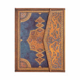 Anteckningsbok Safavid Indigo - Ultra Linjerad Hård pärm Wrap. Blå skrivbok med wrapstängning från Paperblanks - Tidformera