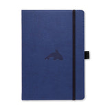 Anteckningsbok Wildlife Dotted A5 Blue Whale från Dingbats* - Mörkblå anteckningsbok med en val på. Boken har svart gummiband för stängning samt pennhållare.
 - Tidformera