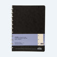 Svart linjerad anteckningsbok i A4 storlek med silverfärgad ringbindning. Atoma Notebook A4 Elegant - Linjerad från Atoma - Tidformera