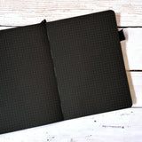 Black Out Journal A5 160 GSM - Magic från Paper24. Anteckningsbok med svarta, prickade sidor. - Tidformera