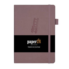 Black Out Journal A5 160 GSM - Romantic ladder från Paper24. Rosa anteckningsbok med en stege och blommor på pärmen. Boken har gummiband och pennhållare. Det sitter även ett papper runt boken som talar om att boken har svarta sidor. Tidformera