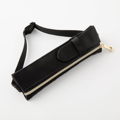 Book band Pen case Textil - Black från Midori. Svart pennfodral med guldfärgad dragkedja. Elastiskt band på baksidan - Tidformera 