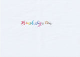 Handskriven text med orden "Brush Sign Pen" i olika färger, skriven med pennorna Pentel Brush Sign Pen från set Basic.