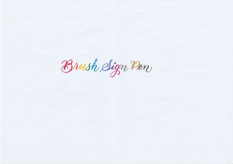 Handskriven text med orden "Brush Sign Pen" i olika färger, skriven med pennorna Pentel Brush Sign Pen från set Basic.