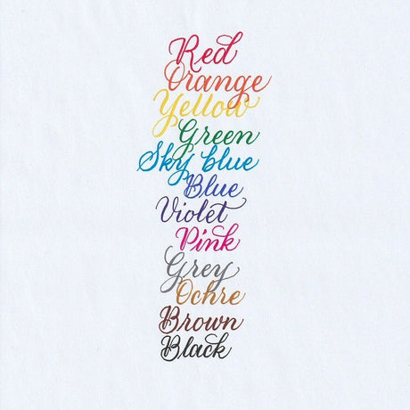 Handskriven text med orden "Red, Orange, Yellow, Green, Sky Blue, Blue, Violet, Pink, Grey, Ochre, Brown, Black" i olika färger, skriven med pennorna Pentel Brush Sign Pen från set Basic.
